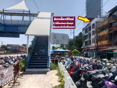 ขายตึกแถวหรืออาคารพาณิชย์ริมถนนสุขุมวิทเลย อาคารเล่นระดับ ทุกชั้น มีชั้นลอยต่างหาก อาคาร 4.5 ชั้น (แบ่งเป็น 2.5 ชั้น สวยเล่นระดับทุกชั้น (5 ห้อง Rooms หน้าหลัง) + พร้อมมีชั้นลอยต่างหาก + ชั้น 1 เนื้อที่เยอะรวมพื้นที่ใช้สอยเยอะทำเลเด่น หน้าซอย สุขุมวิทซอย 1 ชลบุรี และเลยไปนิดเดียวเป็นถนนลงหาดบางแสนเลย