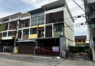 ขายทาวน์เฮ้าส์ หมู่บ้านซิกเนเจอร์ เพชรเกษม 69 เนื้อที่ 17 ตร.ว. 3 ชั้น 3 นอน 3 น้ำ หลังริม