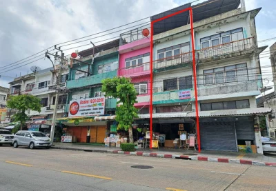 ขายอาคารพาณิชย์ ติดถนนลาดพร้าววังหิน ลาดพร้าว กรุงเทพ เนื้อที่ 32 ตร.ว. 1 คูหา 3 น้ำ