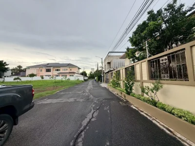 ขายด่วนที่ดินใกล้เซ็นทรัลแจ้งวัฒนะ 95 ตรว ติดถนนสาธารณะ ถมแล้ว ซ.หมู่บ้านสี่ไชยทอง 29/5 ปากเกร็ด นนทบุรี