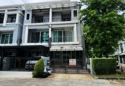 ขายทาวน์เฮ้าส์ หมู่บ้านกลางเมือง พิบูลสงคราม เนื้อที่ 28.3 ตร.ว. 3 ชั้น 3 นอน 3 น้ำ
