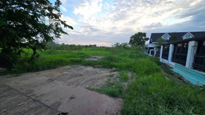 ขายด่วนที่ดินใกล้รร.บ้านคลองฝรั่ง 355 ตรว ติดถนนสาธารณะ ถมแล้ว ซ.รร.บ้านคลองฝรั่ง ไทรน้อย นนทบุรี