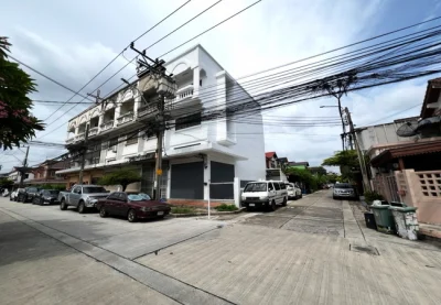 ขายอาคารพาณิชย์ หมู่บ้านสินธร แฮปปี้แลนด์ บางกะปิ กรุงเทพมหานคร เนื้อที่ 25.4 ตร.ว. 3 ชั้น 2 น้ำ
