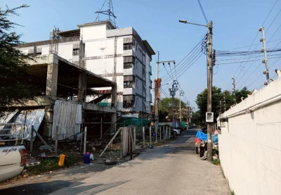 ขายที่ดิน ซอยลาดพร้าว 107 เขตบางกะปิ กรุงเทพมหานคร เนื้อที่ 121 ตร.ว. พร้อมสิ่งปลูกสร้าง