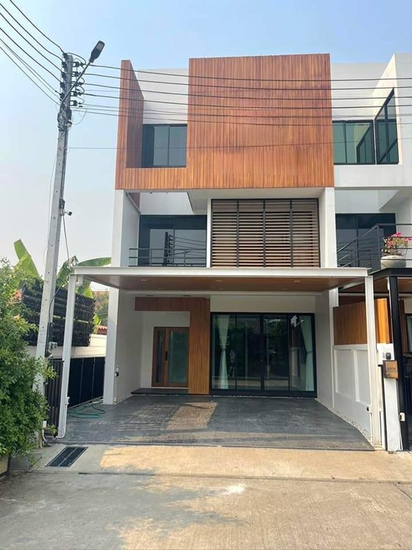 ขาวทาวน์โฮม 3 ชั้น จังหวัดเชียงใหม่ ในโครงการ U prompt ต.สันพระเนตร หลัง ม.พายัพ พร้อมเฟอร์นิเจอร์บิ้วอินทุกชั้น