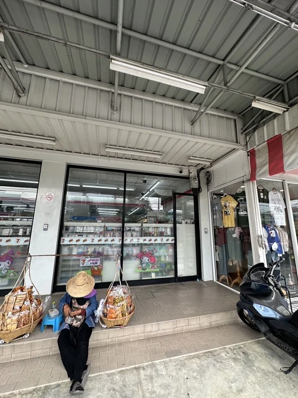 ขายอาคารพาณิชย์ 3.5 ชั้น ทำเลทองแบริ่ง ตรงข้าม รร.เซนต์โยเซฟ พร้อมผู้เช่า(7-11) ผลตอบแทน มากกว่า 5 เปอร์เซ็น