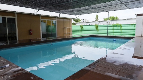 ให้เช่าบ้านพักพูลวิลล่า ลาดกระบัง ใกล้สุวรรณภูมิ พร้อมสระว่ายน้ำ เฟอร์นิเจอร์และเครื่องใช้ไฟฟ้าครบ เข้าอยู่ได้ทันที