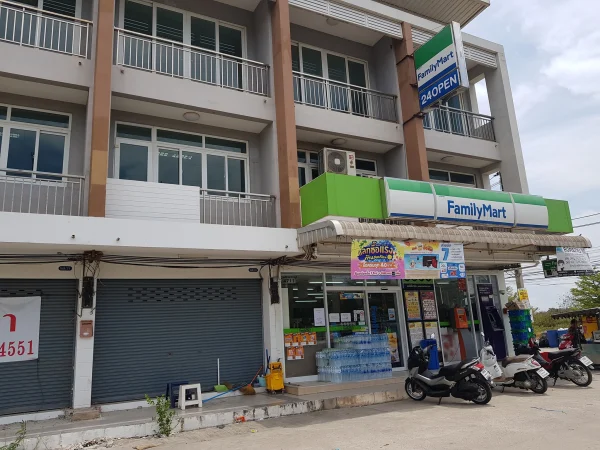 ให้เช่าตึกแถวสินสาคร ติด family mart หน้าหมู่บ้านซื่่อตรงสารินและนิคมอุตสาหกรรมสินสาคร เหมาะแก่การทำธุระกิจ แหล่งชุมชน ทำเลดี