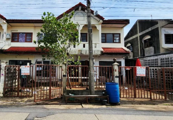 ขายทาวน์เฮ้าส์ หมู่บ้านสวนสุทธิดา คลอง 5 คลองหลวง ปทุมธานี เนื้อที่ 18 ตร.ว. 2 ชั้น 2 นอน 2 น้ำ