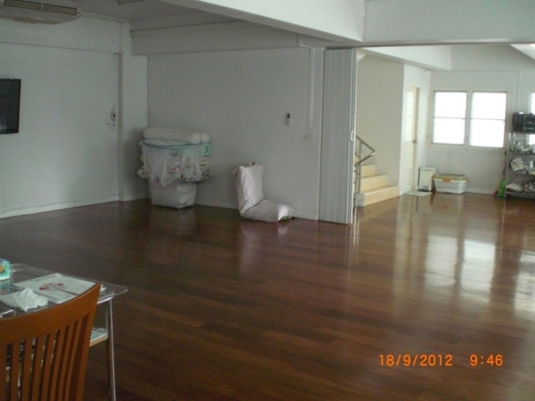 อาคารพาณิชย์ 5 ชั้น ข้างสถานีรถไฟหัวลำโพง