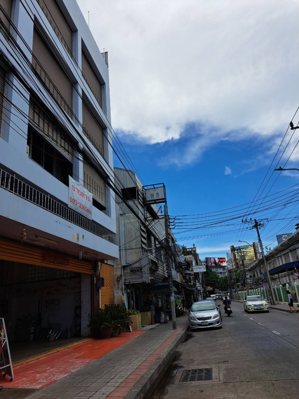 อาคารพาณิชย์ 5 ชั้น ข้างสถานีรถไฟหัวลำโพง