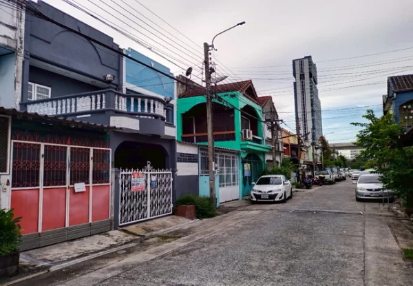 ขายทาวน์เฮ้าส์ หมู่บ้านรุ่งนภา 2 ซอยรามคำแหง 194 เนื้อที่ 21.5 ตร.ว. 2 ชั้น 2 นอน 2 น้ำ