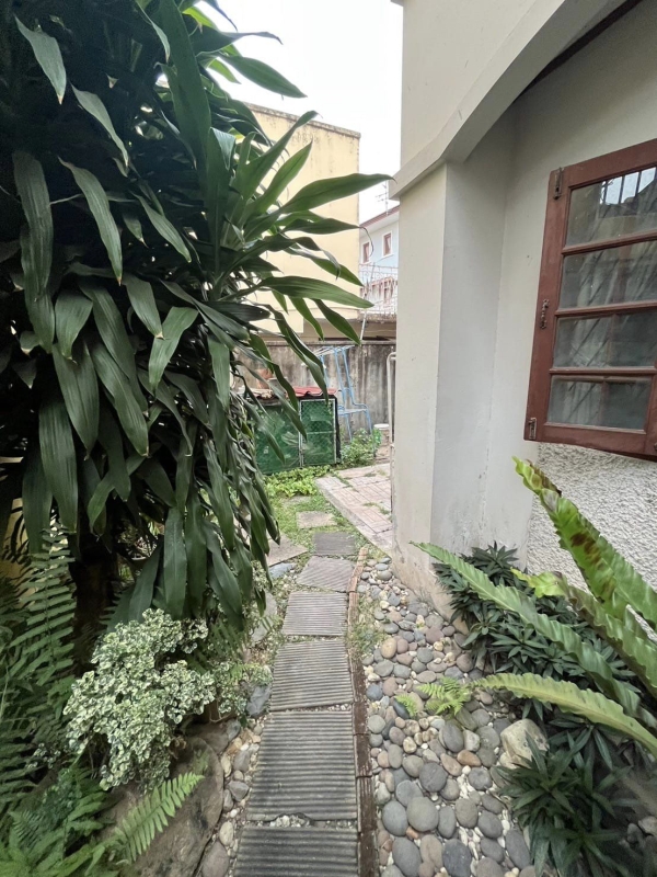 ขายที่ดินใจกลางมือ ในคูเมือง126ตรว 19 ล้าน พน้อมโอน เดินทางง่าย ใกล้ตลาด และโซนท่องเที่ยว โซนเดียวกับช้างม่อย และประตูท่าแพ เนื้อที่ 126 ตรว. -บ้าน2ชั้น 1หลัง   4ห้องนอน 2ห้องน้ำ  -หอพัก 3ชั้น 10ห้อง ชั้น3เป็นด้านฟ้ามีห้องเก็บของ โทร/id line 0903179683