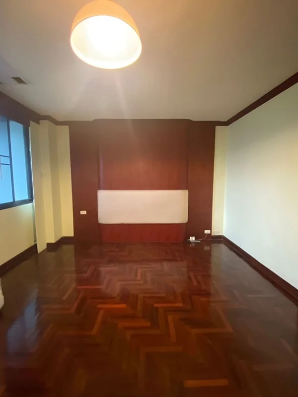 ขายคอนโดห้องใหญ่ ใจกลางอโศก ใกล้ BTS + สวนเบญฯ เป็นส่วนตัว เหมาะอยู่เองหรือปล่อยเช่า โทร 095-5647444