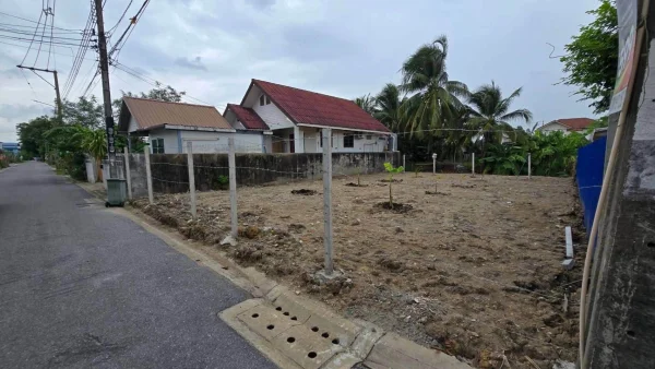 ขายที่ดินใกล้ม.กรุงเทพธนบุรี 61 ตรว ติดถนนสาธารณะ ถมแล้ว+ล้อมรั้วลวดหนาม ซ.ทวีวัฒนา-กาญจนาภิเษก 22 ตลิ่งชัน กทม.