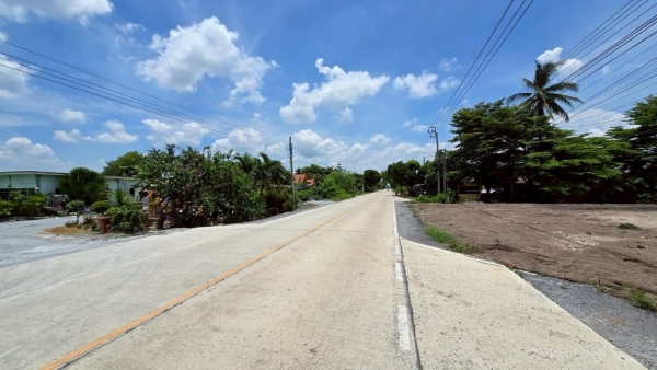 ขายถูกที่สุด ที่ดิน 1 ไร่  ติดถนนสาธารณะ เหมาะสร้าบ้านสวน ใกล้วัดราษฎร์นิยม อ.ไทรน้อย จ.นนทบุรี