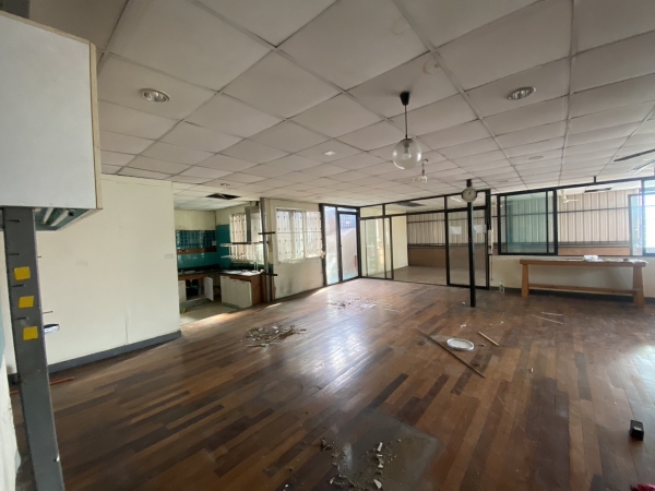 ขายอาคารคูเมือง20ตรว13ล้าน 2ชั้น2น้ำโทร/id line 0903179683