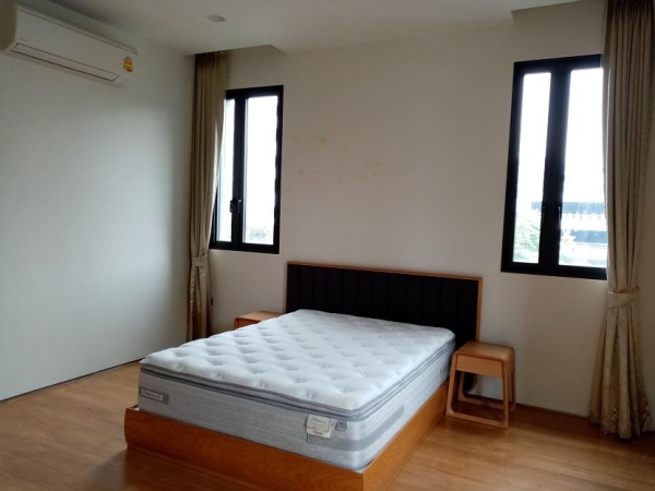 ขายบ้านเดี่ยวตกแต่งหรูหราสระว่ายน้ำ สวยงามมาก เอกมัยต้นๆ