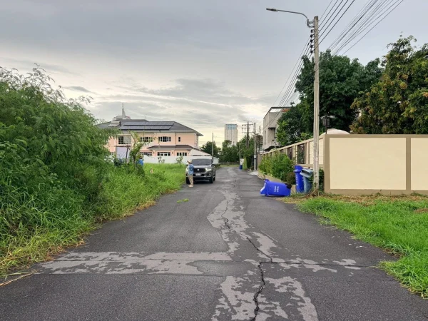 ขายด่วนที่ดินใกล้เซ็นทรัลแจ้งวัฒนะ 95 ตรว ติดถนนสาธารณะ ถมแล้ว ซ.หมู่บ้านสี่ไชยทอง 29/5 ปากเกร็ด นนทบุรี