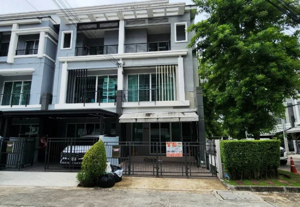 ขายทาวน์เฮ้าส์ หมู่บ้านกลางเมือง พิบูลสงคราม เนื้อที่ 28.3 ตร.ว. 3 ชั้น 3 นอน 3 น้ำ