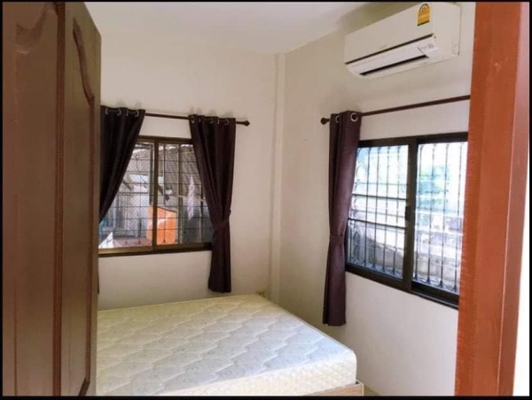 ขายที่ดินพร้อมบ้าน 2 หลัง  เนื้อที่ 123 ตารางวา  ราคาตารางวาละ 160,000 บาท 19.68  ล้าน