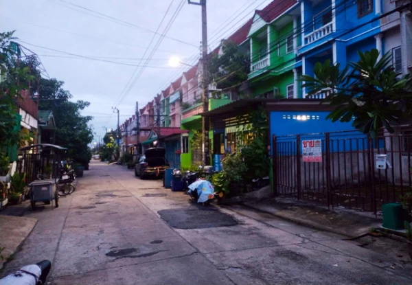 ขายทาวน์เฮ้าส์ หมู่บ้านรินทร์ทอง รามคำแหง 190 เนื้อที่ 22.5 ตร.ว. 3 ชั้น 4 นอน 3 น้ำ