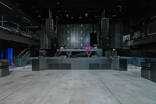 ปล่อยเช่า ผับ ไนต์คลับ (Nightclub) เซ้งอาคาร 3 ชั้น 2,100 ตรม. ทำเลใจกลางเอกมัย สามารถดำเนินธุรกิจต่อได้ทันที โทร 090-6360022