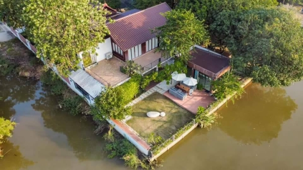 ขายที่ดินพร้อมบ้านทรงไทย 2 ชั้น ติดริมแม่น้ำท่าจีนยาว 55 เมตร ทำเป็นโฮมสเตย์อยู่แล้ว