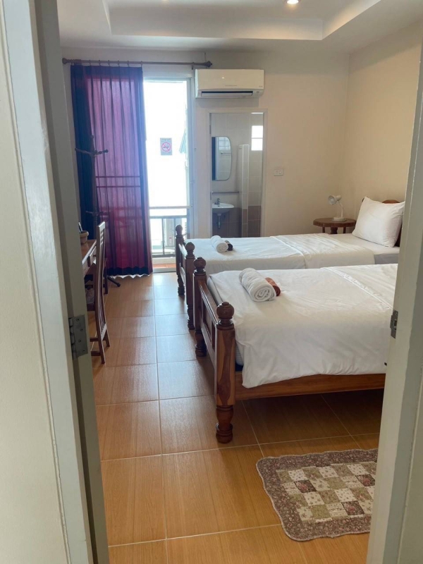 ขายโรงแรมขนาดที่ดิน 140.2 ตรว.  ติดถนนคนเดินวันอาทิตย์  มีใบอนุญาตโรงแรมในคูเมืองเชียงใหม่ ) 50 ล้าน