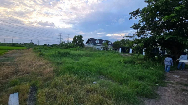 ขายด่วนที่ดินใกล้รร.บ้านคลองฝรั่ง 355 ตรว ติดถนนสาธารณะ ถมแล้ว ซ.รร.บ้านคลองฝรั่ง ไทรน้อย นนทบุรี