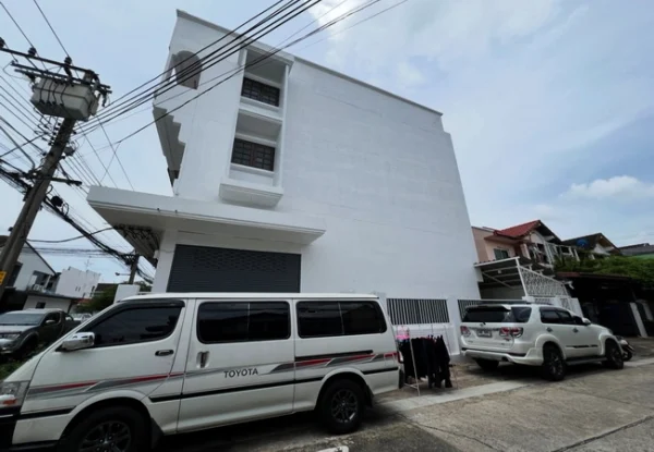 ขายอาคารพาณิชย์ หมู่บ้านสินธร แฮปปี้แลนด์ บางกะปิ กรุงเทพมหานคร เนื้อที่ 25.4 ตร.ว. 3 ชั้น 2 น้ำ