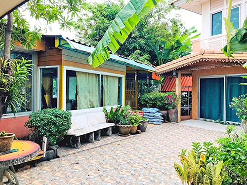 บ้านเดี่ยวหลังใหญ่ พื้นที่เยอะ ติดถนน 3 ด้าน พร้อมห้องสำหรับค้าขาย/เปิดออฟฟิศ
