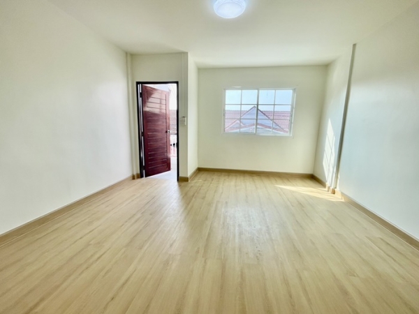 เจ้าของ) ขายทาวน์เฮ้าส์ตกแต่งใหม่ พร้อมอยู่ ราคาเพียง 2.29 ล้าน ฟรีโอน อยู่ซ.รามคำแหง142 ใกล้ทางด่วนมอเตอร์เวย์ บางนา-บางประอิน