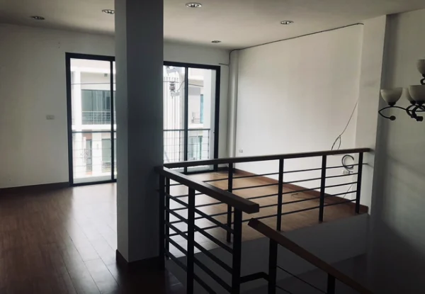 ขายโฮมออฟฟิศ หมู่บ้านซิลค์ทาวน์ สายไหม เนื้อที่ 24 ตร.ว. 3.5 ชั้น 3 นอน 3 น้ำ ทำเลดี