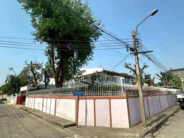 สินทรัพย์ศักยภาพสูง ทำเลทองสุขุมวิท ขายด่วน ! บ้านพร้อมที่ดินแปลงสวย ทำเลทองสุขุมวิท 64 แปลงหัวมุม สังคมบ้านหลังใหญ่ เข้า-ออกสะดวก