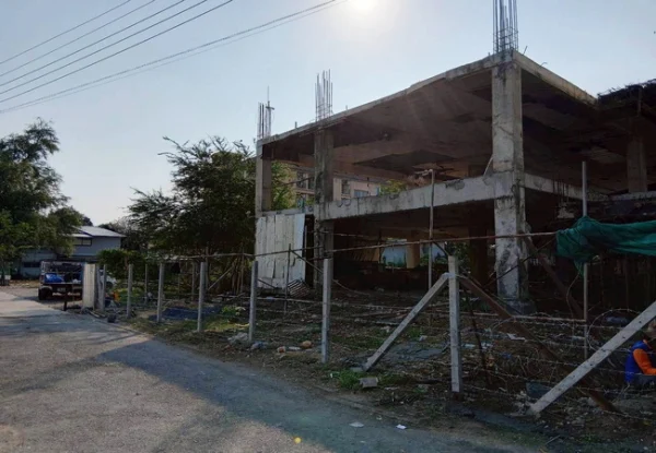 ขายที่ดิน ซอยลาดพร้าว 107 เขตบางกะปิ กรุงเทพมหานคร เนื้อที่ 121 ตร.ว. พร้อมสิ่งปลูกสร้าง