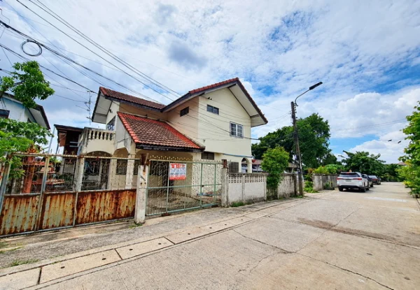 ขายบ้านเดี่ยว ซอยอยู่สุข 13 ถนนสุขุมวิท เมืองสมุทรปราการ เนื้อที่ 81 ตร.ว. 2 ชั้น 4 นอน 2 น้ำ